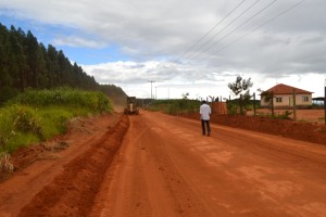 A Administração Municipal de Capelinha está realizando o trabalho de recuperação e manutenção desta via de ligação com o distrito de Contrato, no município de Itamarandiba
