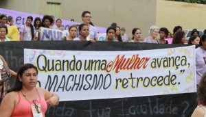 Grupo durante passeata pelas ruas da cidade