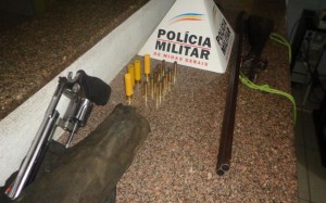 Revólver, espingarda e munições apreendidas